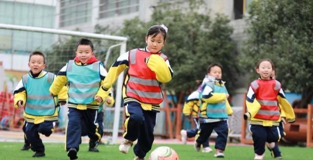 幼儿足球比赛技巧——打造小球员的足球天赋（提高幼儿足球比赛技巧的关键要素及训练方法）