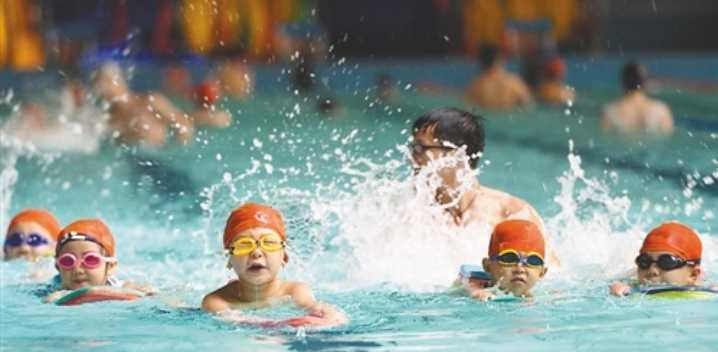 亲子游泳技能技巧教学设计（帮助家长和孩子学习游泳，增进亲子关系）