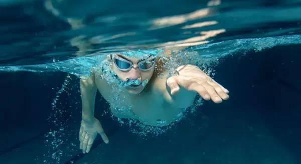 掌握游泳的呼吸方式与技巧（深入探讨正确的游泳呼吸方法，让你在水中自如呼吸）