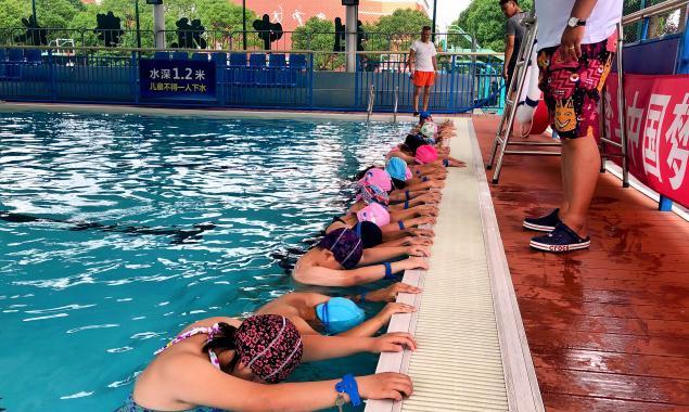 五岁女孩学游泳的技巧（掌握游泳的关键是早期培养，让女孩享受水中的快乐）