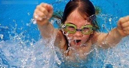 学会游泳的基本技巧（掌握正确的姿势和呼吸技巧，提高游泳效果）