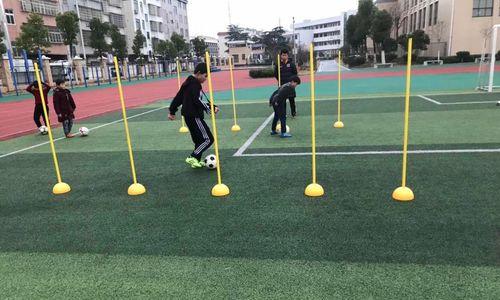 足球绕杆技巧教学初中（掌握绕杆技巧，成为足球王者）