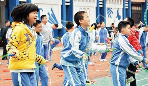 打篮球防守（跳绳训练对于篮球防守的重要性及技巧）