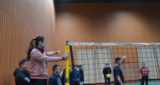 以气排球下手接球的技巧与要领（掌握正确的动作与姿势，提升接球效果）