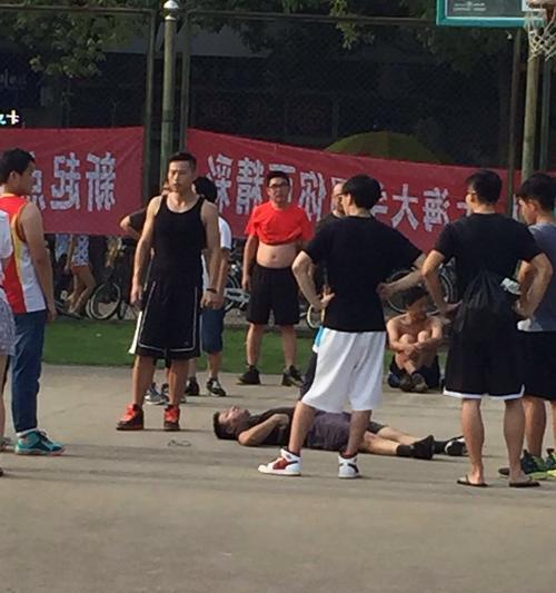 篮球场的防守之争——现在还能进吗？（探讨篮球场的防守机制与现实应用）