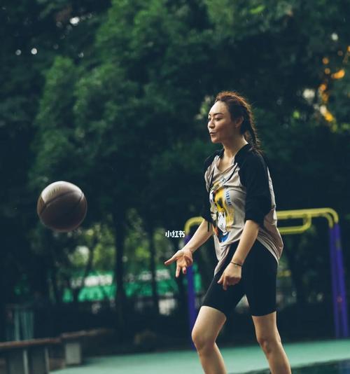 和女生打篮球的防守策略（提升篮球技巧，寻找平衡）