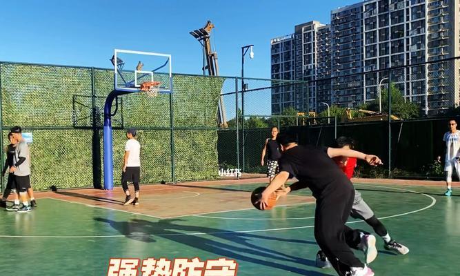 以篮球先学防守再学进攻，打造全面球员（掌握关键技巧，提升比赛表现）