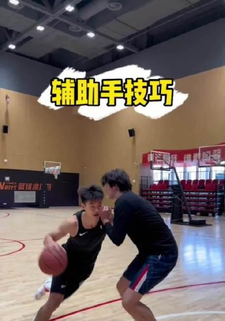 篮球防守技巧之左右移动的重要性（打破对手进攻，掌握左右移动技巧）