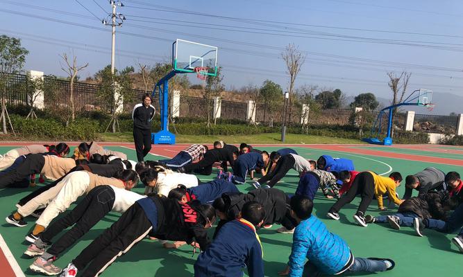 小学生篮球行进间防守的重要性（提高小学生篮球比赛防守技巧的关键点）