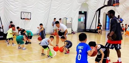 篮球防守脚步训练（从小培养正确的脚步动作，打好篮球防守基础）