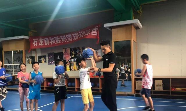 打造出色防守表现的篮球训练基本功（突破篮球防守瓶颈，提高球队整体竞争力）