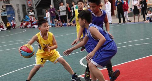 小学生篮球防守步法大全（掌握防守的关键，成为优秀篮球运动员）