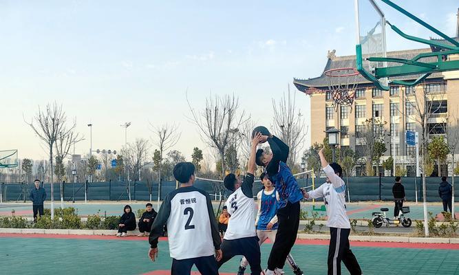 篮球3v3防守技巧之摸腰的正确运用（提升篮球3v3防守效果的必备技巧及训练方法）