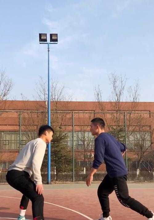 掌握排球向前滑步的技巧（提高排球技术水平的必备动作）