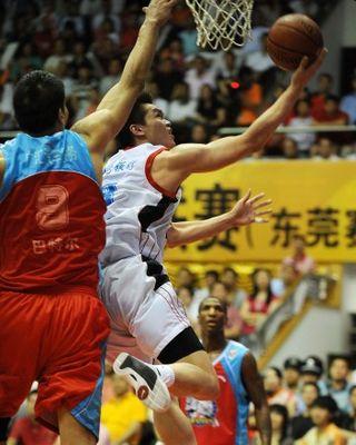 CBA篮球比赛中如何突破防守上篮（以快速速度和技巧为关键，让对手束手无策）