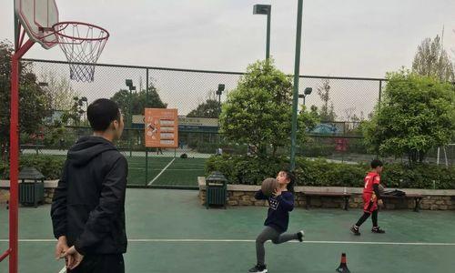如何提高个人篮球防守滑步技巧（从基础练习到高级应用，助你成为出色的防守者）