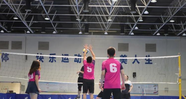 掌握排球助跑摆臂慢动作的要领（从助跑到摆臂，全面解析排球进攻技巧）