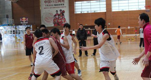 小朋友篮球攻防战略（以小朋友篮球进攻防守方法为主题的全面指南，为年轻球员奠定基础）