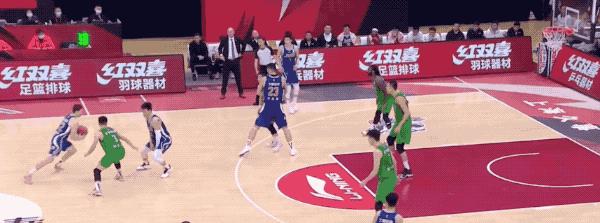 以小篮球人盯人防守（小篮球人防守的有效性和局限性探析）