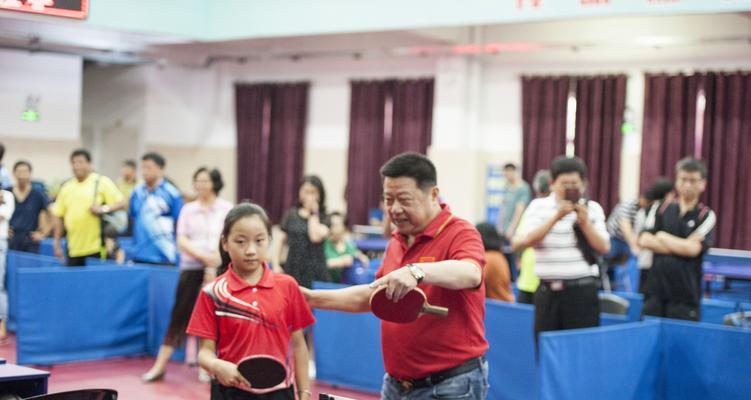 如何教小孩打乒乓球（让孩子爱上乒乓球，培养技巧和兴趣）