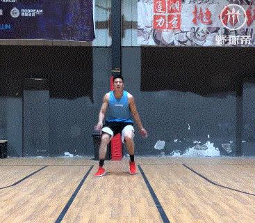 篮球防守碎步滑步教学（技巧训练+战术应用，成就全面防守的关键一步）