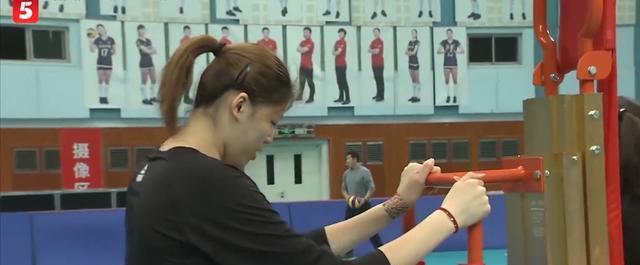 以背弓训练排球动作要领（提高排球技术的有效方法）