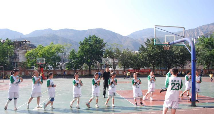 小学生篮球防守技巧（掌握基本动作，提升小学生篮球防守水平）