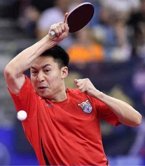 打乒乓球不退台的技巧（如何提高乒乓球技术，不退台也能打得漂亮？）