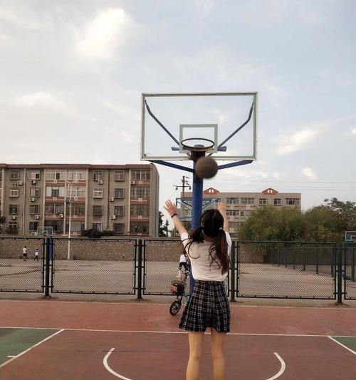 女生打篮球防守能力不弱（揭开女生打篮球防守的迷思）