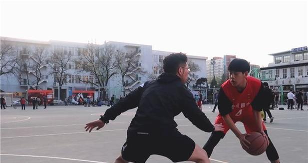 突然后撤的打篮球防守技巧（灵活应对对手的进攻，掌控全场节奏）