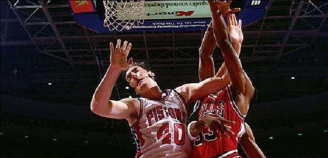 回顾90年代NBA篮球防守的辉煌时刻（纵览90年代NBA篮球防守技巧与战术的演进）