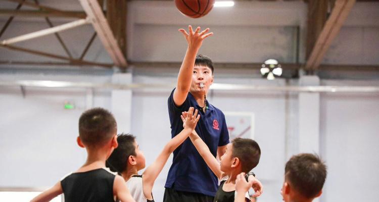 篮球防守技巧（提升篮球防守能力的关键技巧与训练方法）