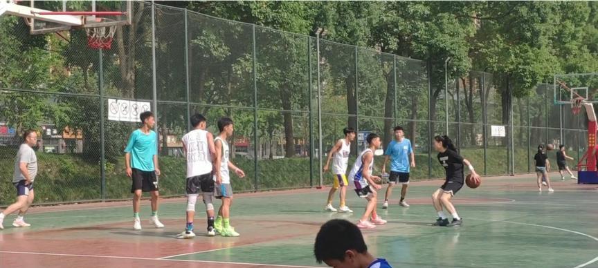 打篮球防守如何成为出色的抓人手（掌握关键技巧，让对手无所遁形）