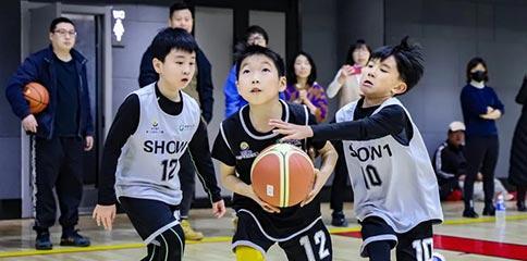 美国初中生篮球防守力度（以稳定的防守为基础，打造出色的篮球战术）
