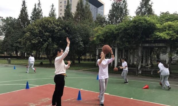 篮球防守技巧之对方投篮手的放置方法（掌握关键位置阻止对手得分）