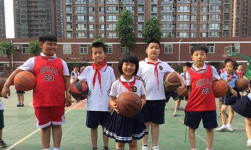 小学一年级篮球半场防守技巧精讲（有效提升小学生篮球比赛中的防守能力）