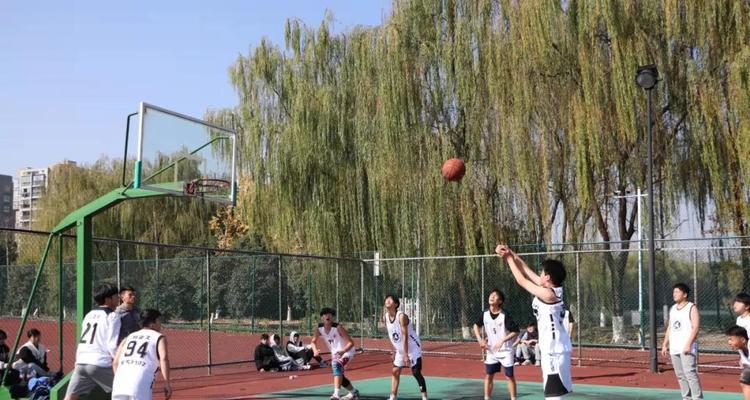 篮球赛五人防守策略的重要性（掌握合理防守位置关键于团队胜利）