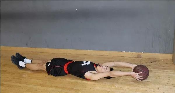 篮球进攻和防守的准备姿势（提高篮球技术的关键步骤）