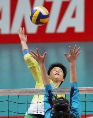 排球骑网扣球动作要领（学习排球扣球的技巧与注意事项）