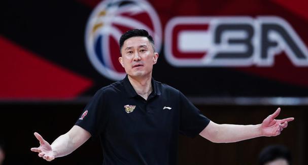 曲绍斌（掌握内线防守技巧，成为篮球场上的坚强堡垒）