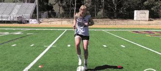 足球踩球行进技巧（掌握技巧，提高足球控制能力）